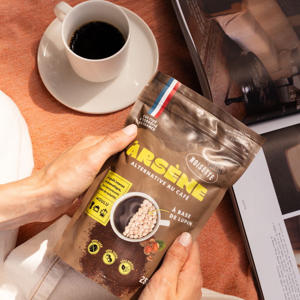 Arsène noisette, alternative au café sans caféine riche en saveur noisette avec une tasse 