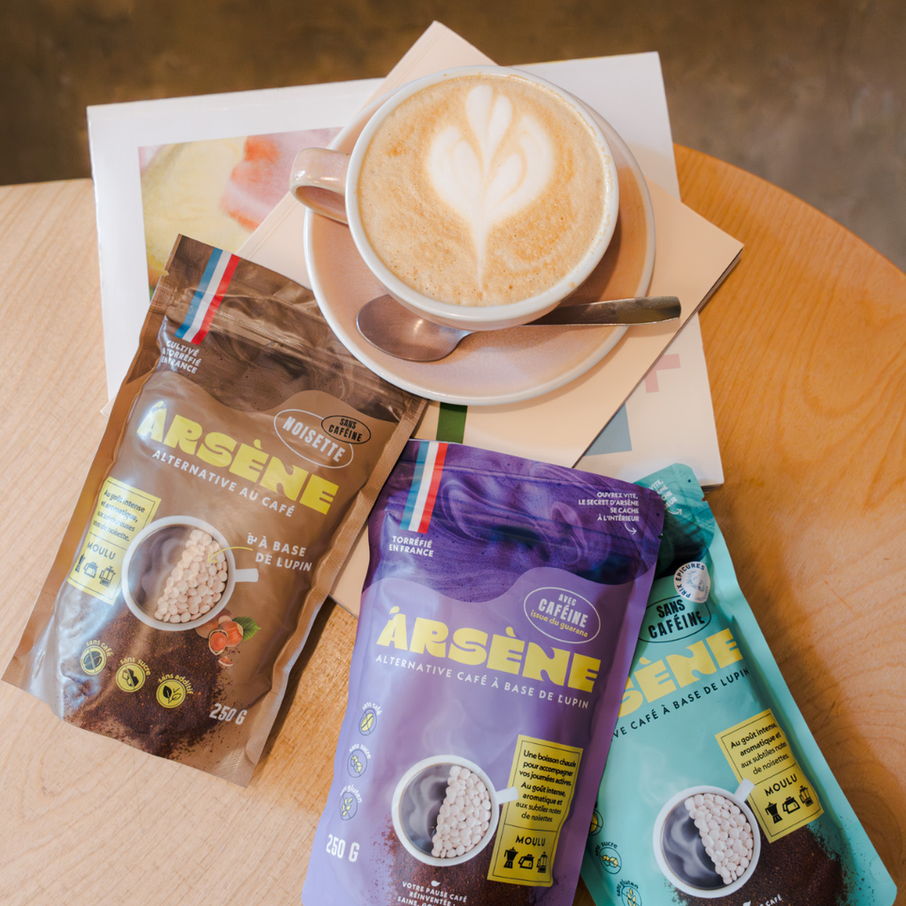 Latte Arsène avec les 3 saveurs Classique, Tonique et Noisette posées sur une table de café