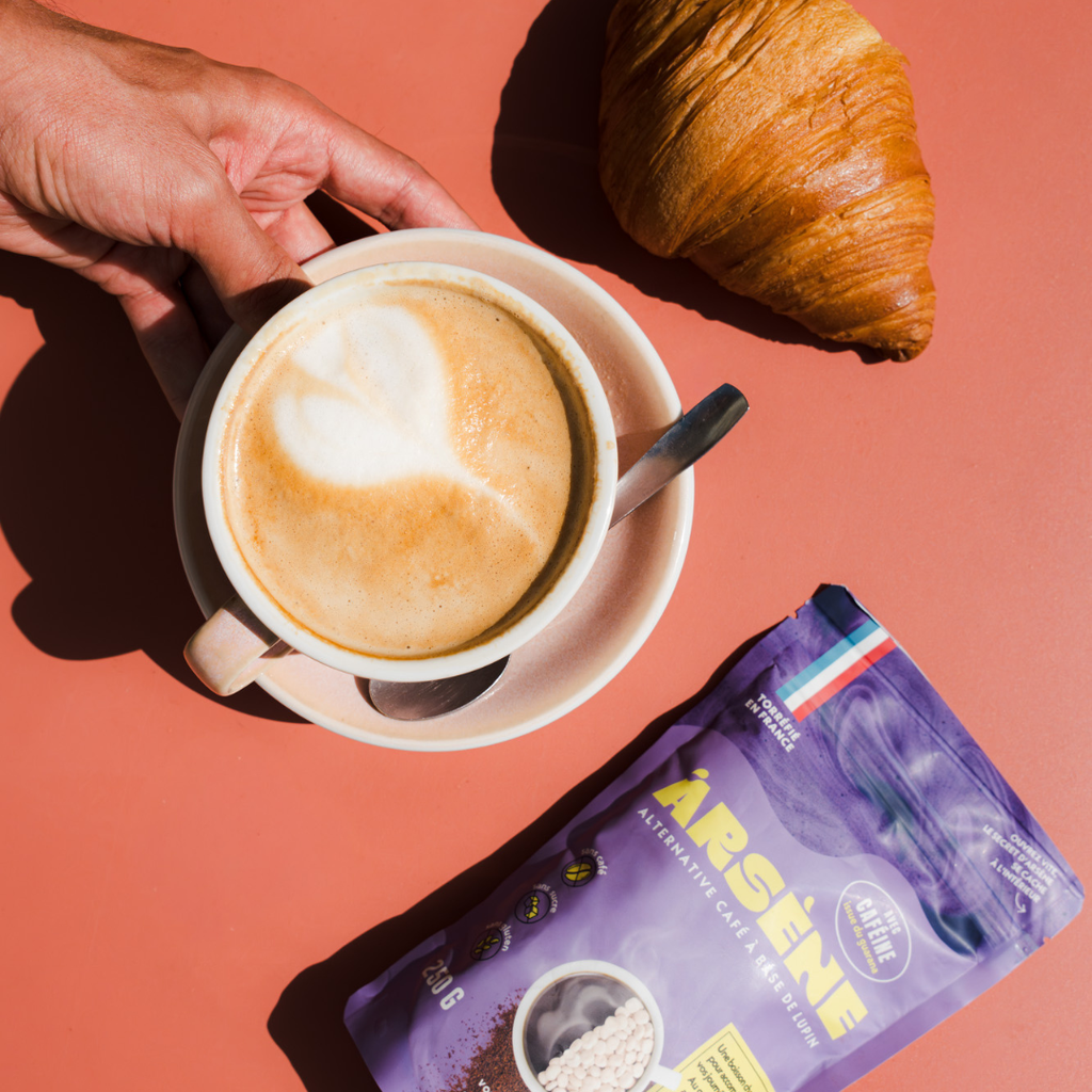 Tasse d'Arsène Tonique avec croissant au petit-déjeuner, alternative au café avec guarana